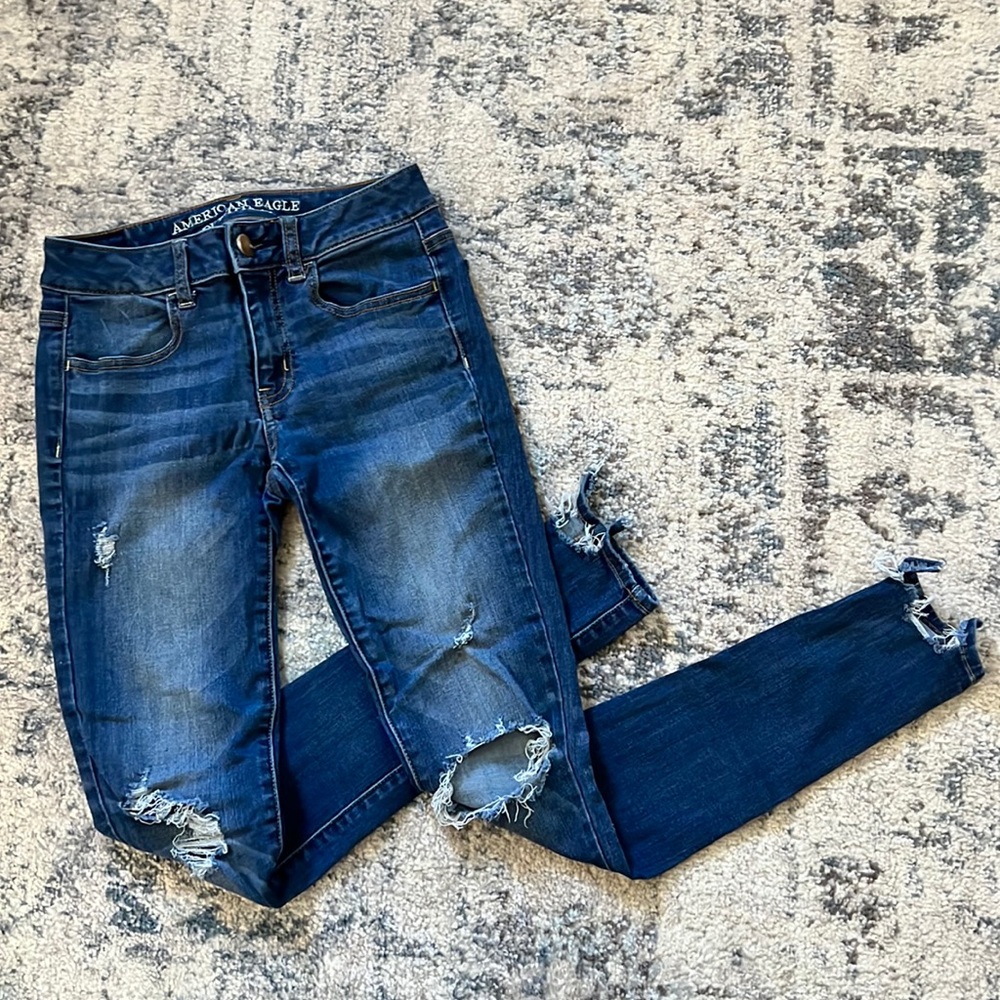 American Eagle skinny distressed jegging in size 2.